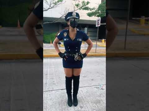 el Moñoñon Mujer policia Bailando tiktoks The woman polix