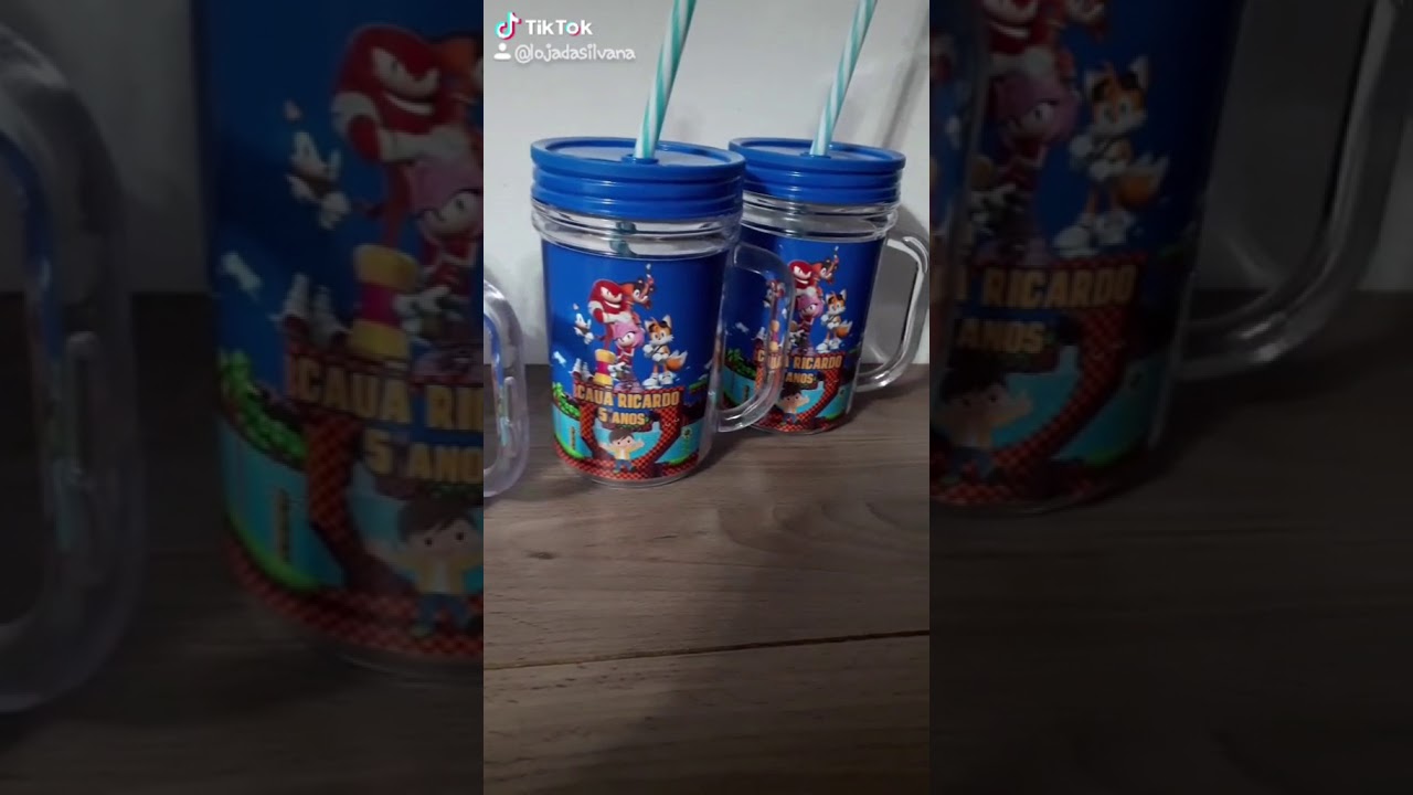 caneca acrílica com tampa de rosquear e canudo tema Sonic