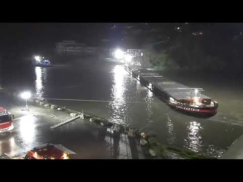 Schiff blockiert Neckar bei Eberbach