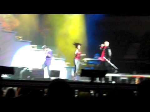 AR Rahman, Blaaze, Benny Dayal & Krystal Kiran Garib performing "Nana" - Couples Retreat