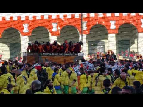 Carnevale di Ivrea 2015 - Battaglia delle arance in piazza Ottinetti