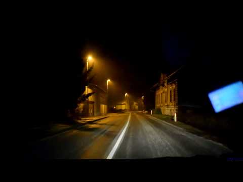 Šolarji v nevarnosti na cesti v temi in brez pločnikov