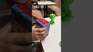 マクドナルド　第1弾ハッピーセットのマイクラおもちゃばクリーパーと石ブロック