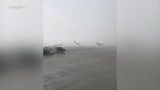 Aerei scaraventati a terra da forti raffiche di vento: le impressionanti immagini dall'aeroporto ...