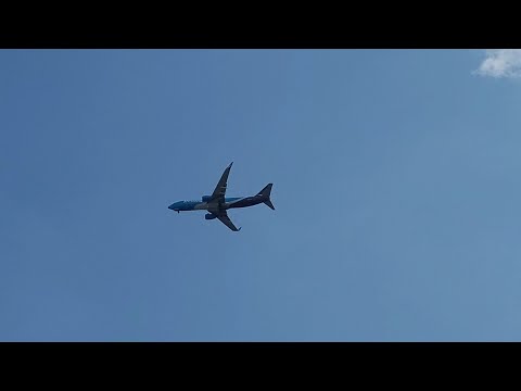 Amazon Prime Boeing 737-800 flies over Dorsey Station (4k UHD)