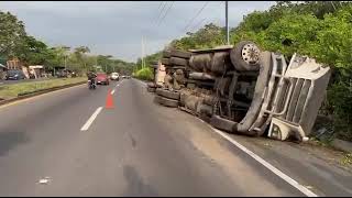 Tráiler volcó en ruta a occidente