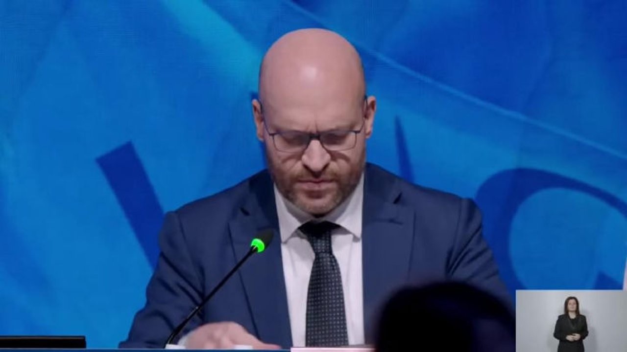 Salvini confermato segretario Lega con 76 per cento, abbraccio con "sfidante" Garavaglia dopo voto