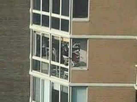 Nettoyeur de vitre taré chute de hauteur fou