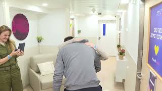 סשה טרופנוב נפגש עם סבתו אירנה בבי"ח שיבא (עדכוני משרד ראש הממשלה) - התמונה מוצגת ישירות מתוך אתר האינטרנט יוטיוב. זכויות היוצרים בתמונה שייכות ליוצרה. קישור קרדיט למקור התוכן נמצא בתוך דף הסרטון