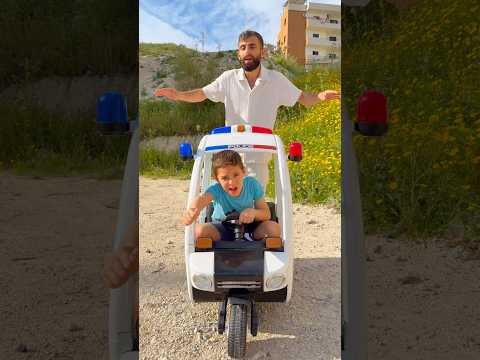 طفلة صغيرة صنعت من الكرتون سيارة لعبة