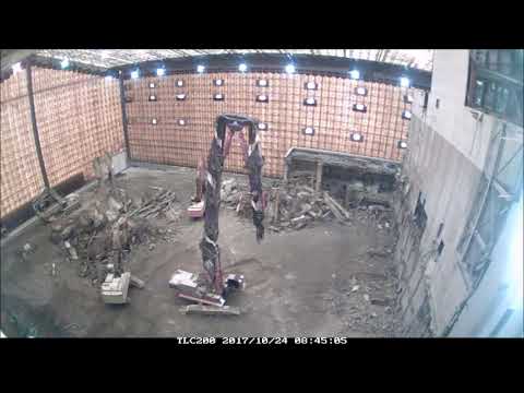 全天候型テント内で解体