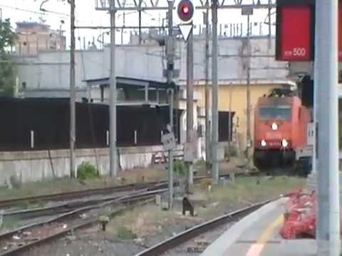 E186.910 Linea con merci "Rail Cargo Austria" in transito al binario 24 di Roma Tiburtina