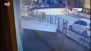 Motosiklet Hafif Ticari Araca Çarptı; O Anlar Kamerada