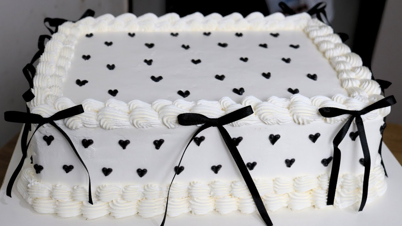 VINTAGE CAKE - DECORATING A VINTAGE CAKE WITH HEARTS AND BOWS