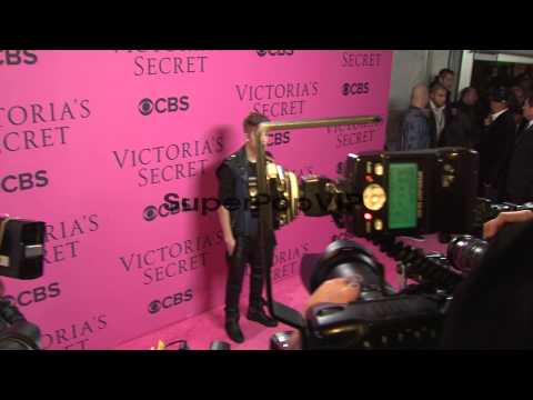 Justin Bieber at 2012 Victoria's Secret Fashion Show - Pi...