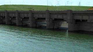 preview picture of video 'Lake side of Spillways at Garrison Dam 06/08/2011 #2'