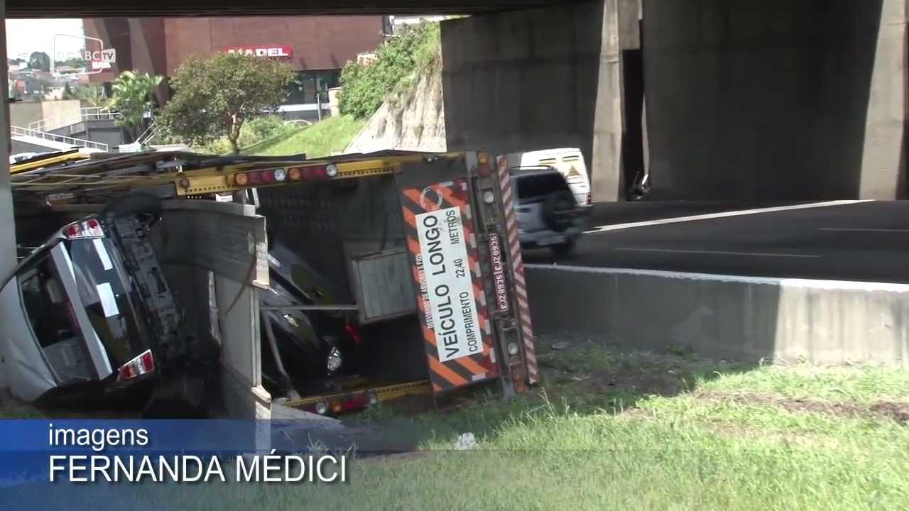 Caminhão cegonha tomba na Rodovia Anchieta; veja vídeo