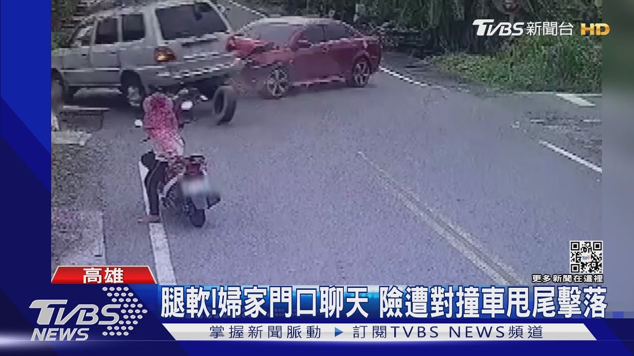 嚇到腿軟!2阿桑家門口聊天 險遭對撞車甩尾擊落