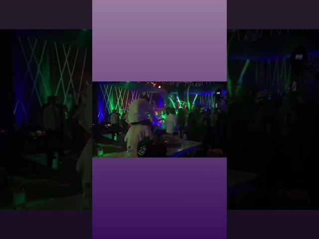 Vídeo relacionado con Kimimara Barritas luminosas de fibra - 12 coloridas barritas luminosas LED con pilas, juguetes infantiles para fiestas nocturnas, discotecas, conciertos, clubes y bodas