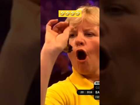 Nicht nachmachen: sie lacht sich selber kaputt 😬😬🙃 #darts #shorts Darts Dart 🤯🎯