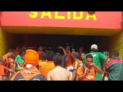 "La Hinchada de CD Aguila en el Tunel del Estadio Cuscatlan" Barra: Super Naranja - Inmortal 12 - LBC • Club: Club Deportivo Ãguila
