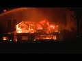 Kijk hier naar de grote brand bij wegrestaurant Onderweg langs de A6
