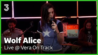 Download lagu Wolf Alice live van The Clearing: ‘Thorns’, 'Just Two Girls' & 'The Sofa' | 3FM Live Box | NPO 3FM mp3