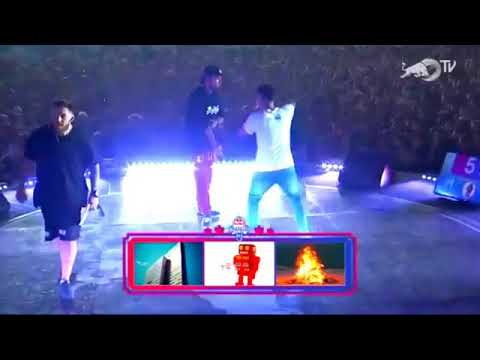 Mato a Pepe Grillo con el paso del robot.