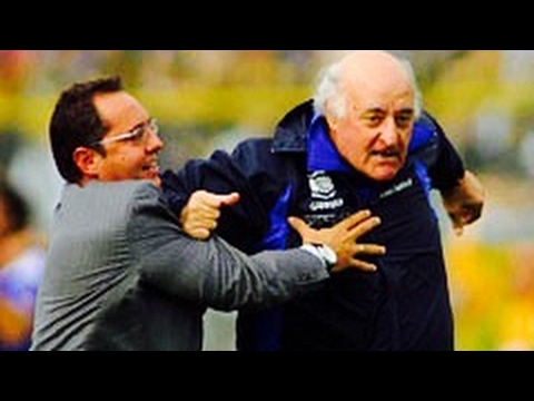 Fußball-Freestyler Verkleidet Als Opa...