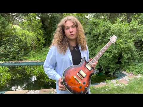 Bartosz Madej i gitara z podpisami artystów na licytację na POLISH BIKE WEEK 4-7.08.22 w Karpaczu.