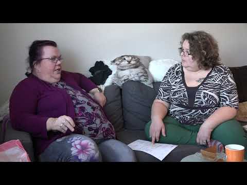 Sotesoppaa hämmentämässä Jaana ja Piia