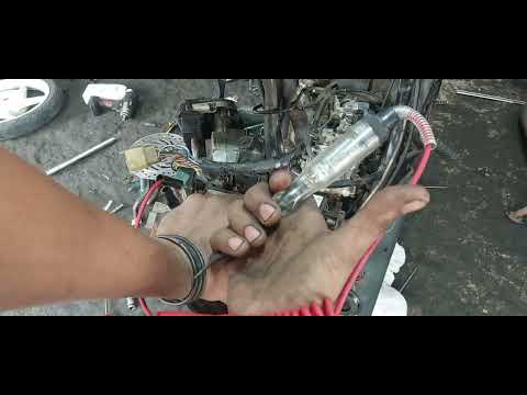 Check the VARIO125.kzr motorbike battery charging cable path