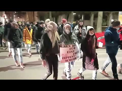 ULM 28. 1. 22. Maskenpflicht schreckt echte Demokraten nicht davon ab für die Grundrechte zu laufen.
