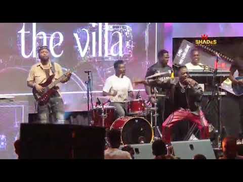 Kalifah AgaNaga performing Gudi gude live at the Villa shades of kampala 