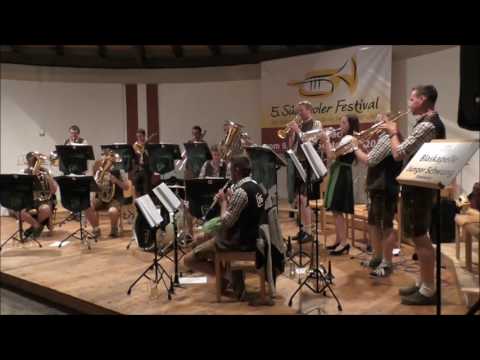 Die Blaskapelle Junger Schwung Tirol spielt den "Maxglaner Zigeunermarsch"  ....