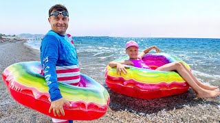 Download lagu Diana and Roma Family trip to the sea mp3