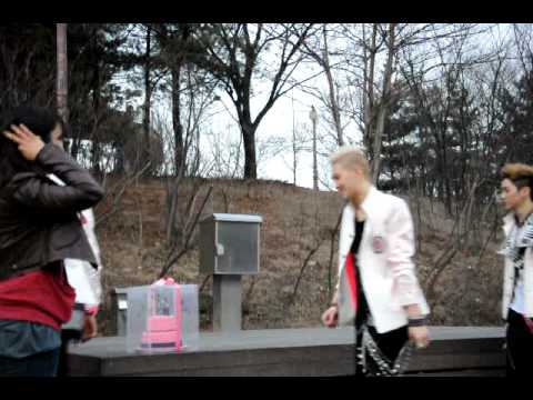 [FANCAM/120318] NU'EST arriving @ fanmeet after Inkigayo