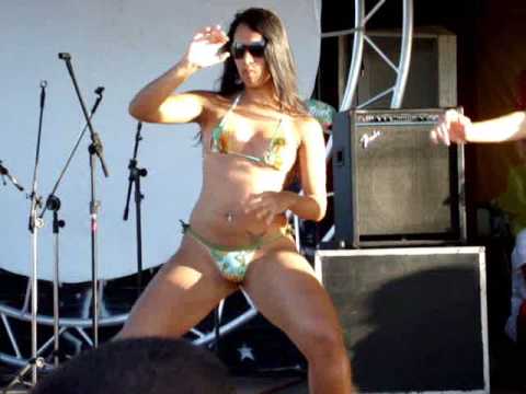 Brasileñas bailando créu en la playa