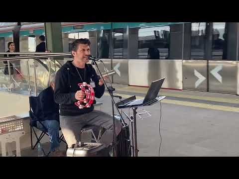 Sokakta Harika bir Müzik Dinletisi.