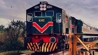 preview picture of video 'Sandhal EXP 139UP crossing Jhang city || Very Fast Train||'