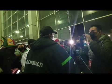 Bolivia 0 - 4 Brasil: El Diablo Etcheverry se saco fotos con todos al finalizar