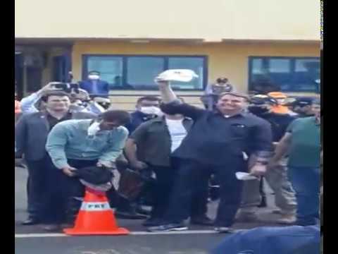 Vídeo de Bolsonaro com boné do Mamoré viraliza em Patos de Minas