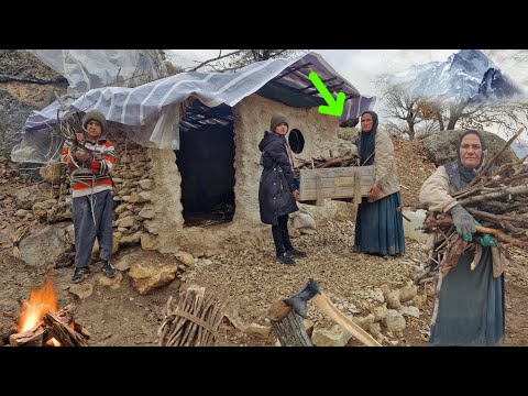 The harsh life of a homeless person in a hut | Collecting firewood to survive in the mountains 🗻🔥