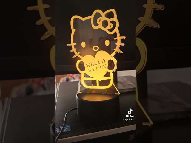 Vídeo relacionado con Blue Sky Studios Hello Kitty Mini Lámpara con Figura Coleccionable - Figuras de Anime y Merchandising Infantil Luz de Noche - Desmontable y Decorativa para Habitación Infantil
