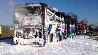 preview picture of video 'Feuerwehr löscht brennenden Schulbus auf der B15 I pnp.de'