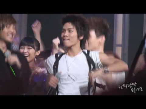 100730 Hyper Jonghyun enjoying DJ DOC's stage @ MB
