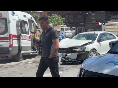 Erzincan'da 3 araçlı trafik kazası güvenlik kamerasına yansıdı
