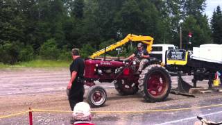 preview picture of video 'Clay Wright tractor pulling Frenchville antique Farmall C'