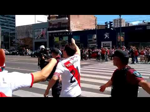 Así fue la agresión de hinchas de River al micro de Boca