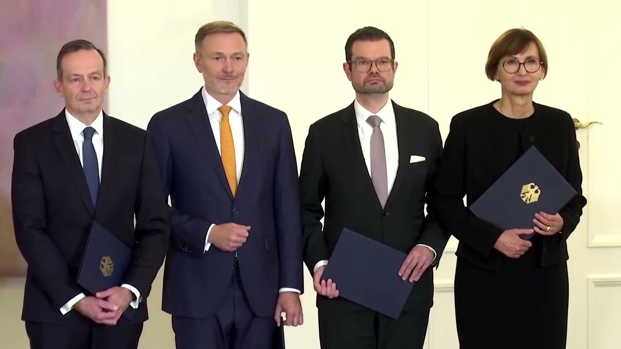 German coalition collapses: What comes next? | REUTERS